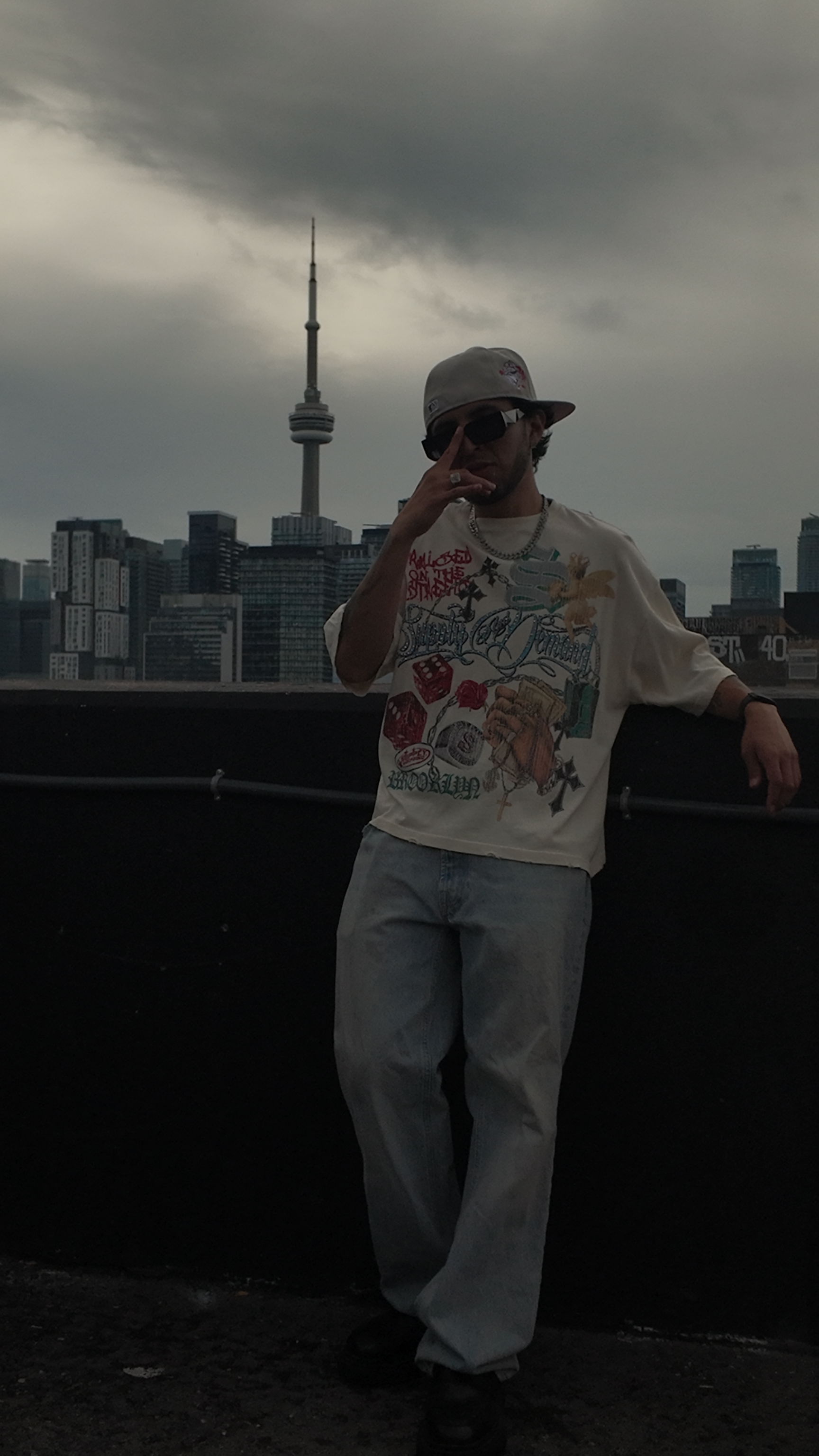 Javi Ice en una azotea de Toronto con la CN Tower detrás