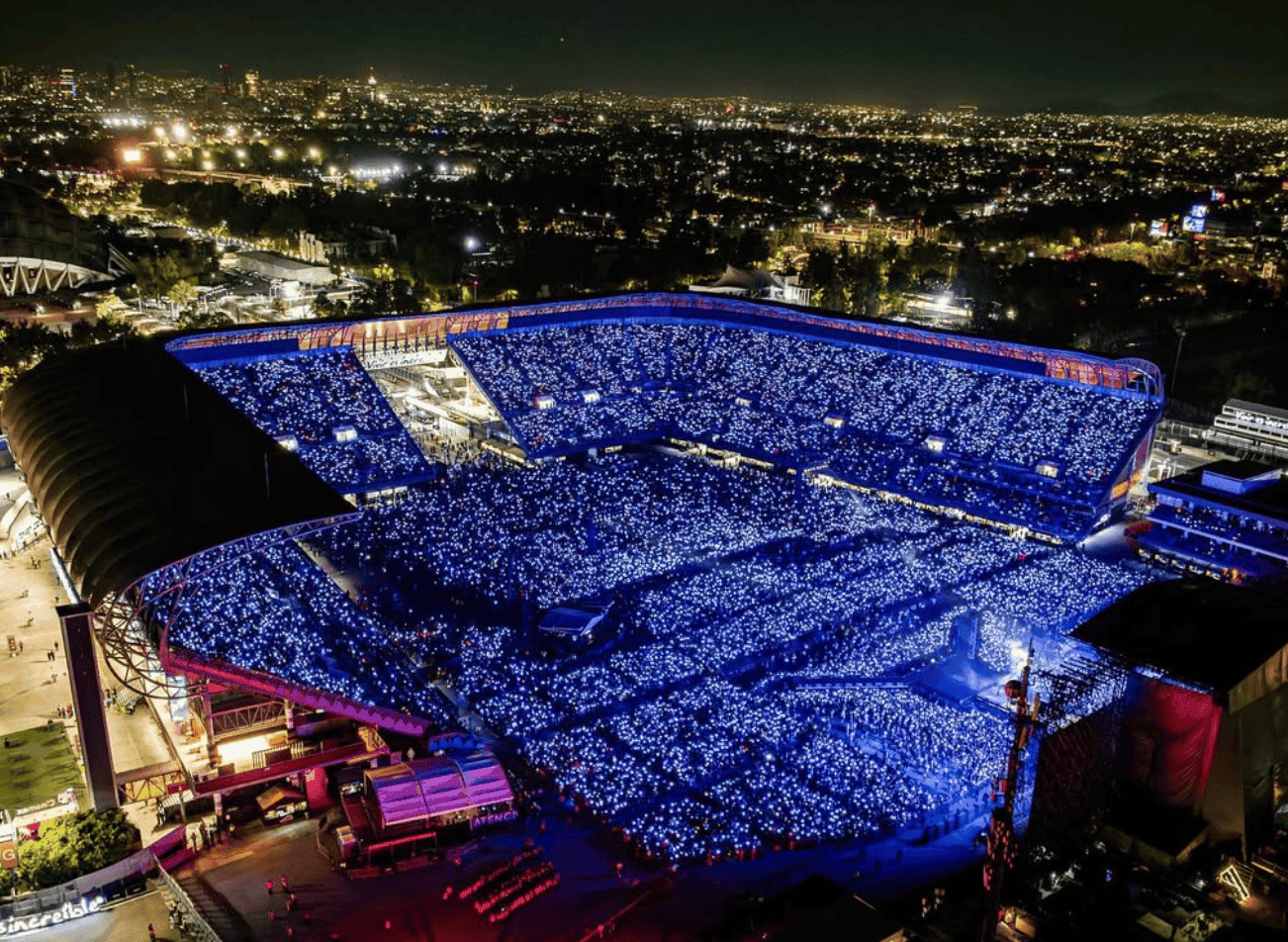 Panorámica nocturna del Estadio GNP durante un concierto