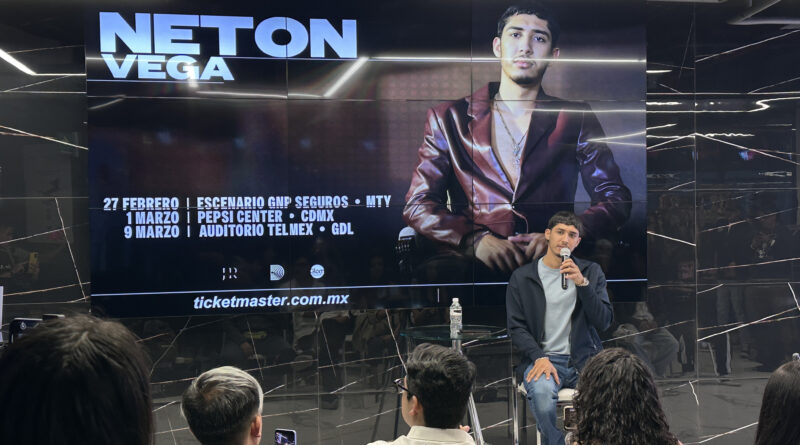 Netón Vega durante una actuación en vivo