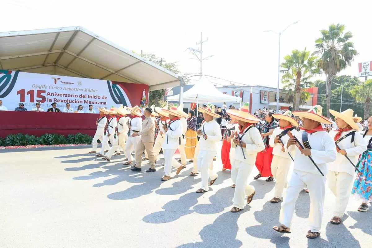 Jóvenes participando en un desfile de la Revolución Mexicana en Tamaulipas