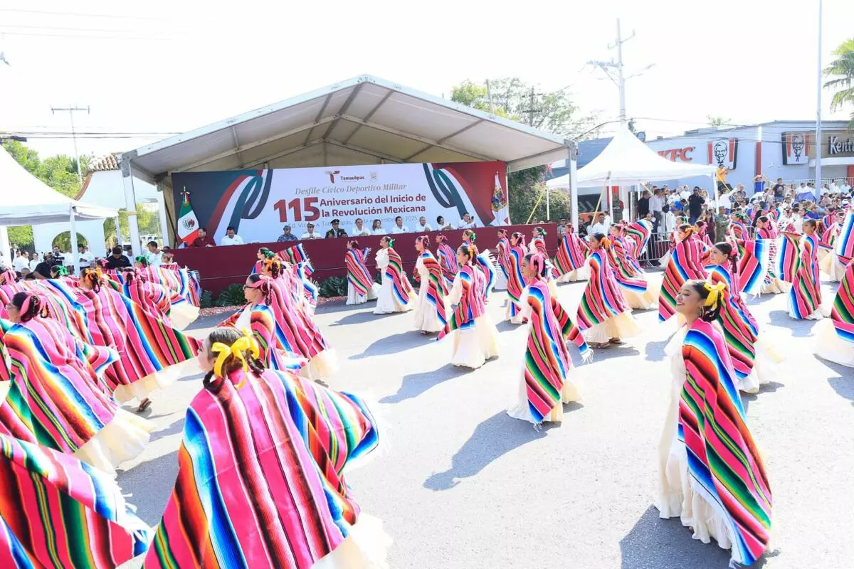 Contingente cívico durante un desfile revolucionario en Tamaulipas